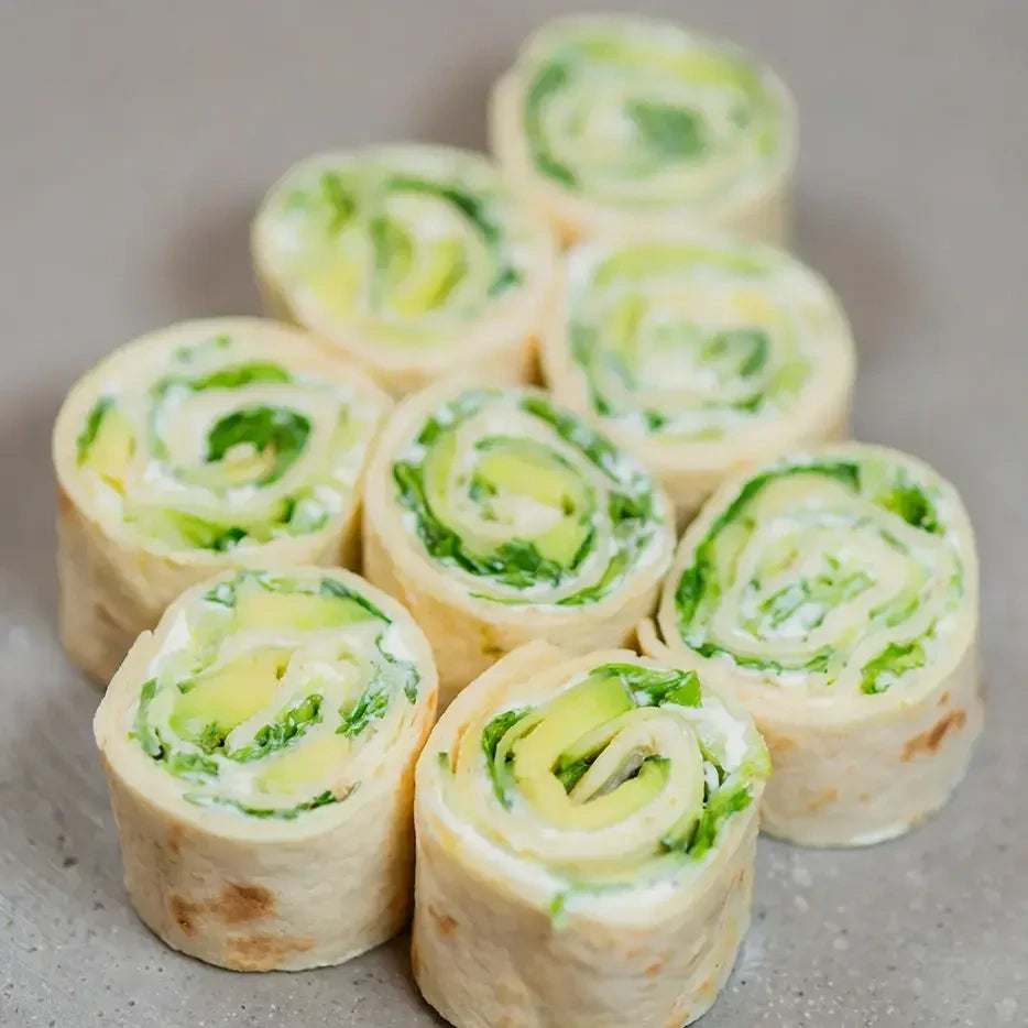Wrap bites- 8 Stück mit Frischkäse, Avocado, Gurke und Salat.