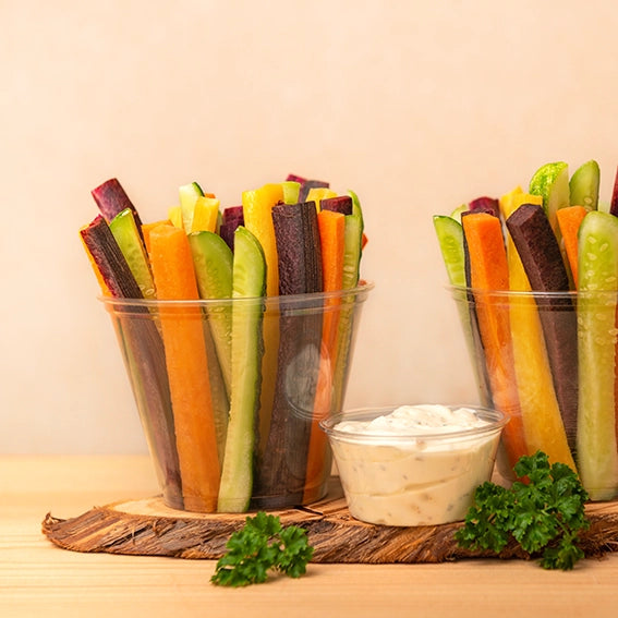 Fingerfood Gemüse Crudite cup mit geröstetem Sesam Hummus. 20 Portionen
