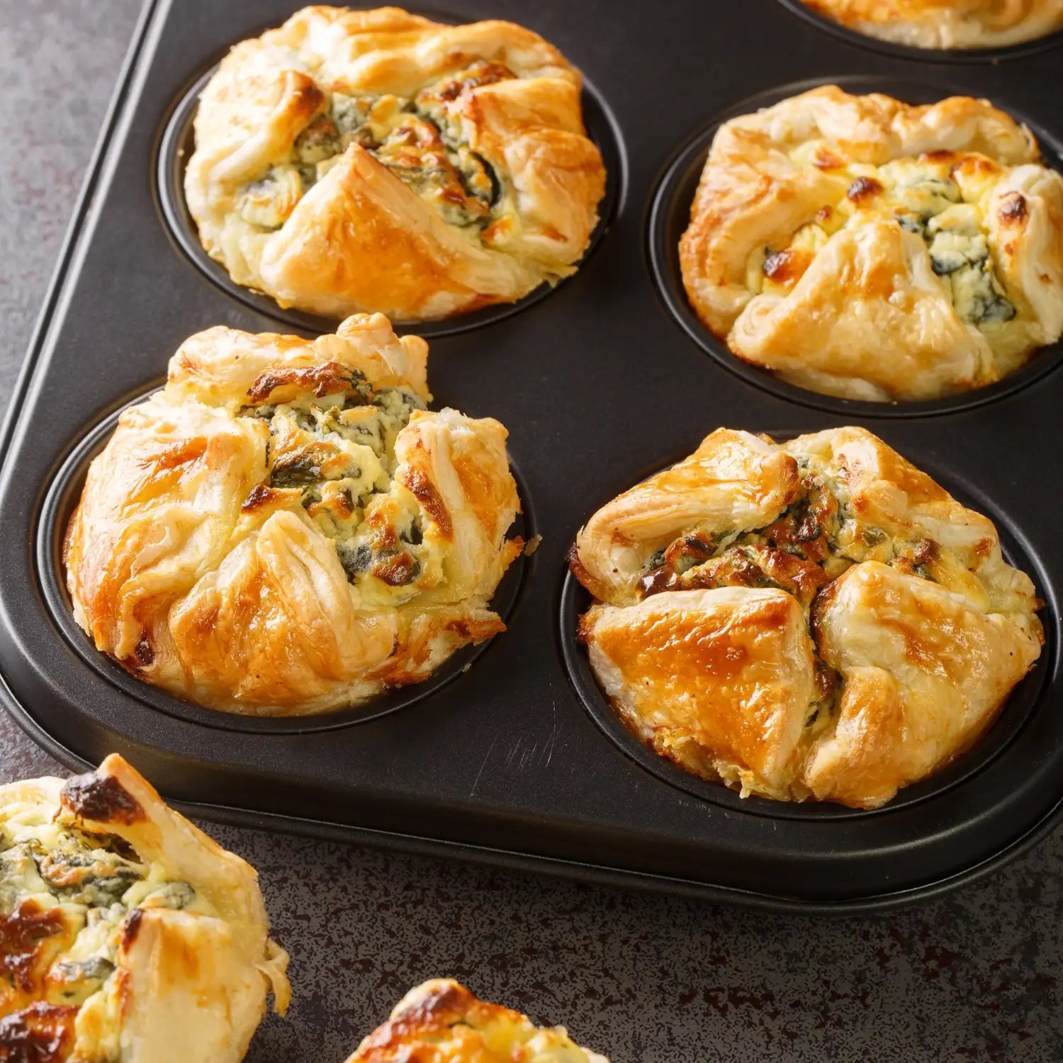 Fingerfood Blätterteig gefüllt mit lila Zwiebeln, Kräutern und  gegrilltem Ziegenkäse. 20 Portionen