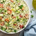 Salädchen - knuspriger Reis, Gurke, Avocado, Zitronen-Thahini-Dressing