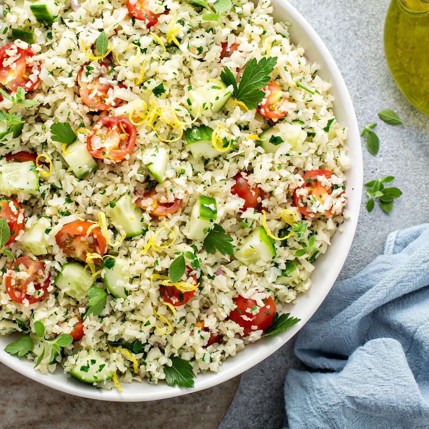 Salädchen - knuspriger Reis, Gurke, Avocado, Zitronen-Thahini-Dressing