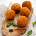 Fingerfood Kürbis-Arancini-Bällchen mit würziger Karottensauce. 20 Portionen