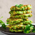 Fingerfood Zucchini, Brokkoli und Mais Puffer mit Creme Fraiche und Ruccola. 20 Portionen