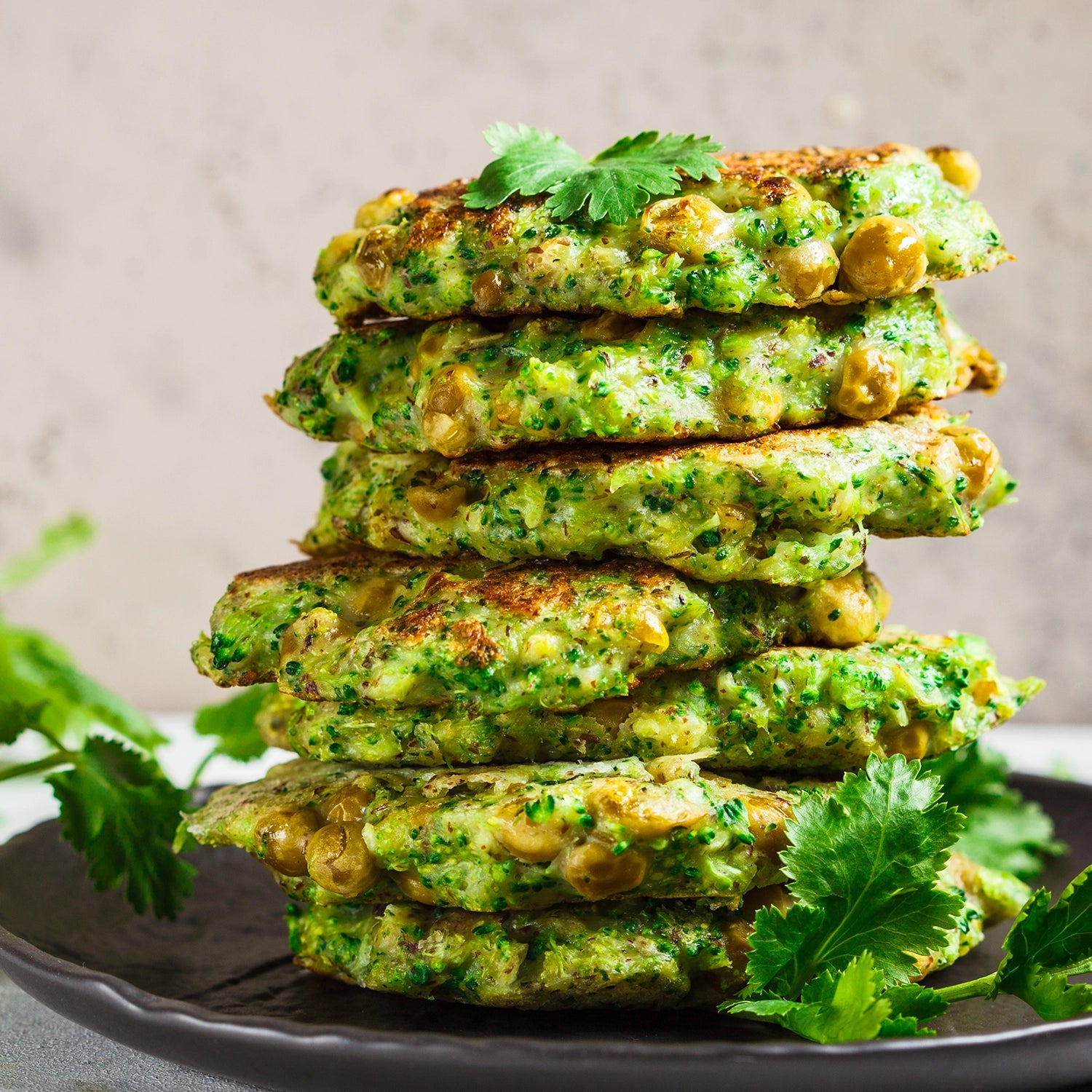 Fingerfood Zucchini, Brokkoli und Mais Puffer mit Creme Fraiche und Ruccola. 20 Portionen