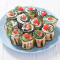 Fingerfood gegrilltes Zucchini Röllchen mit Frischkäse und getrockneten Tomaten und knackigem Salat - 20 Portionen