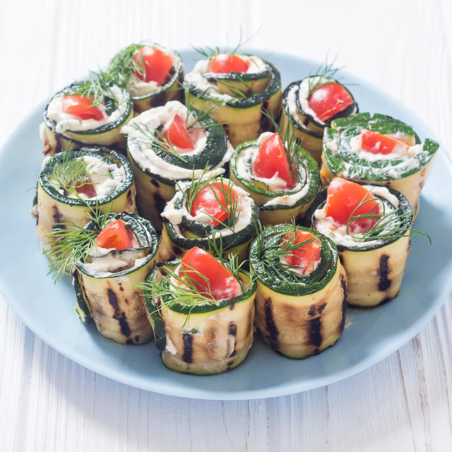 Fingerfood gegrilltes Zucchini Röllchen mit Frischkäse und getrockneten Tomaten und knackigem Salat - 20 Portionen