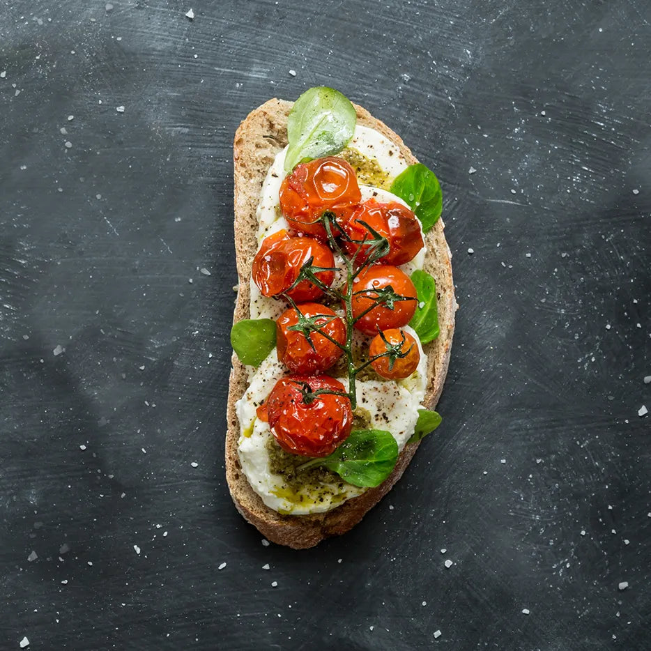 Bruschetta mit Tomaten, Mozzarella und Basilikumpesto. 20 Stück