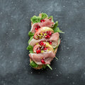 Bruschetta mit Rucola, Prosciutto und Beeren. 20 Stück