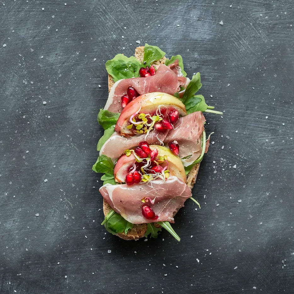 Bruschetta mit Rucola, Prosciutto und Beeren. 20 Stück