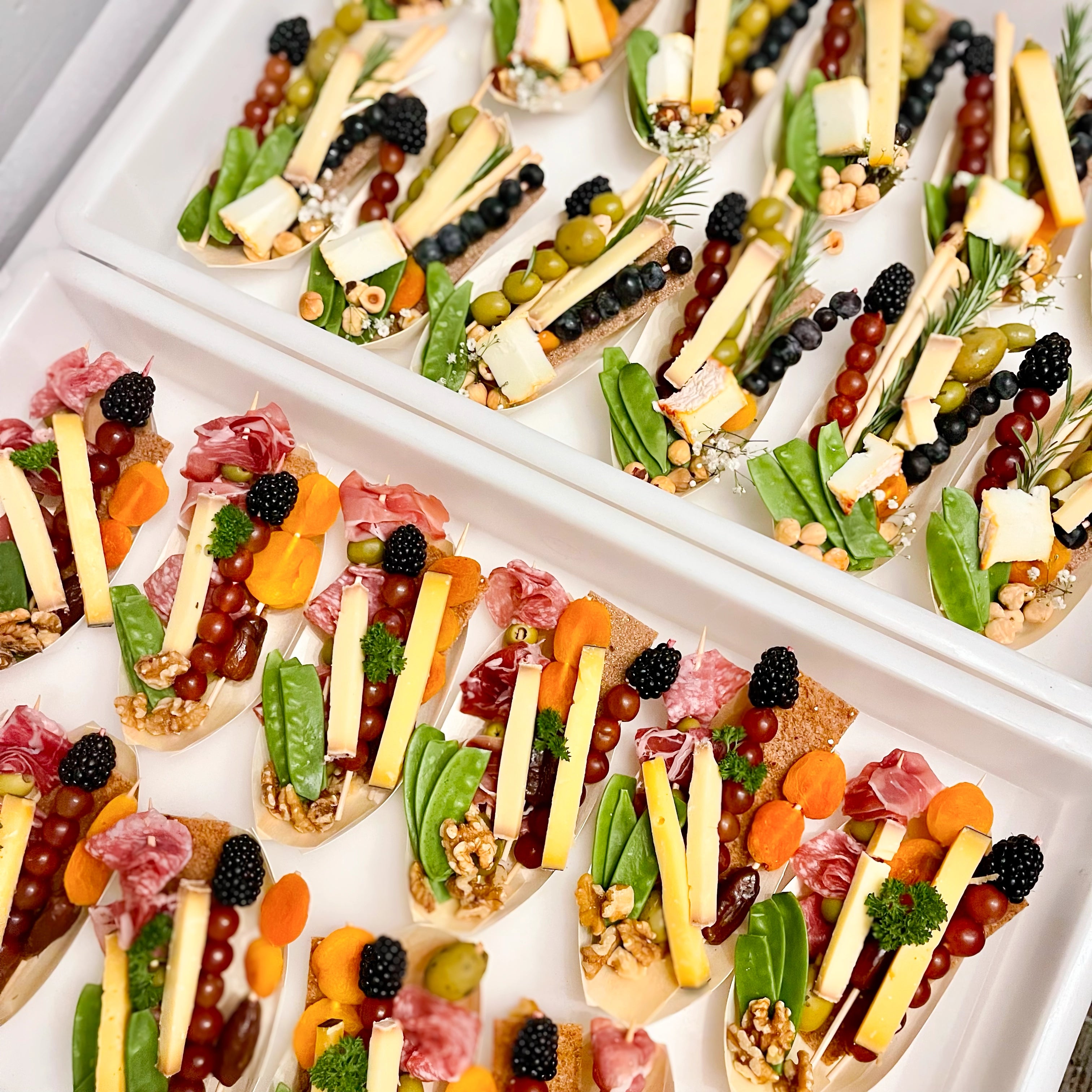 Fingerfood Graze boats, Aufschnitt, Käse, Obst und Crackern. 20 Portionen