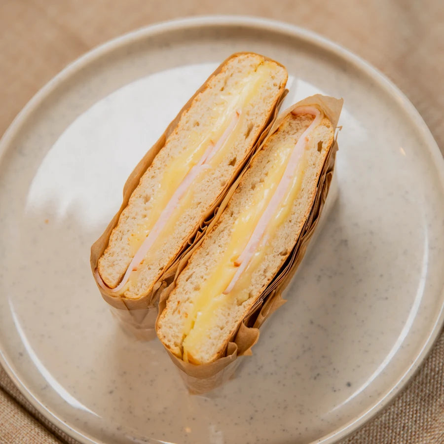 Panini- mit Putenbrust und geschmolzenem Käse.