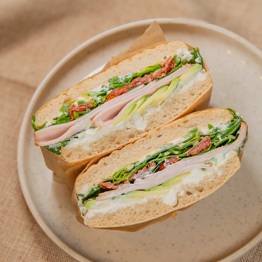Panini Focaccia, Mortadella, Burrata, hausgemachter Basilikum Pesto und Salat