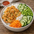 Bowle Reis mit Dynamit Shrimps,  Avocado, Edamame, Gurke und Karotten, dazu Sweet Chilli Sauce