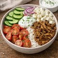 Bowle mit Reis,  Gurke, Tomate, Zwiebel, veganes Gyros, veganer Feta Käse und veganer Sour Cream