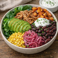 Bowle Blattsalat mit pulled Turkey, Avocado, Mais, eingelegte Zwiebeln, Süsskartoffeln, Kidneybohnen mit Sour Cream