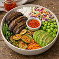 Bowle Blattsalat mit Reis, Portobello Pilz, scharfe Gurken, Avocado, Edamame und Colwslaw dazu Sweet Chilli Sauce.