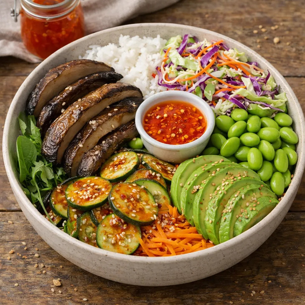 Bowle Blattsalat mit Reis, Portobello Pilz, scharfe Gurken, Avocado, Edamame und Colwslaw dazu Sweet Chilli Sauce.
