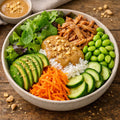 Bowle Blattsalat mit pulled Turkey, Reis, Edamame, Gurke, geriebener Karotte, Avocado und Erdnusssauce