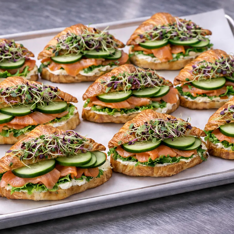 mini Croissant Räucherlachs, Frischkäse, Sprossen und Gurke 12Stk.
