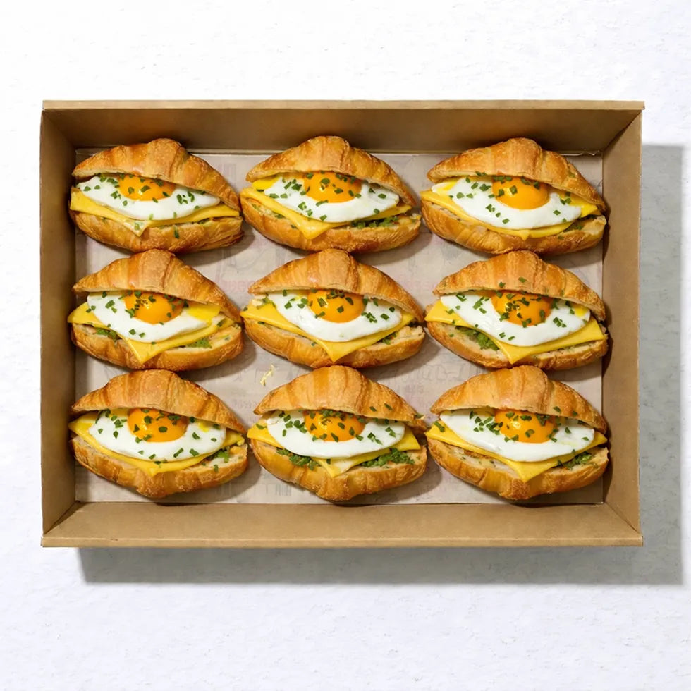 mini Croissant mit Spiegelei, Schnittlauch und Käse 12Stk.