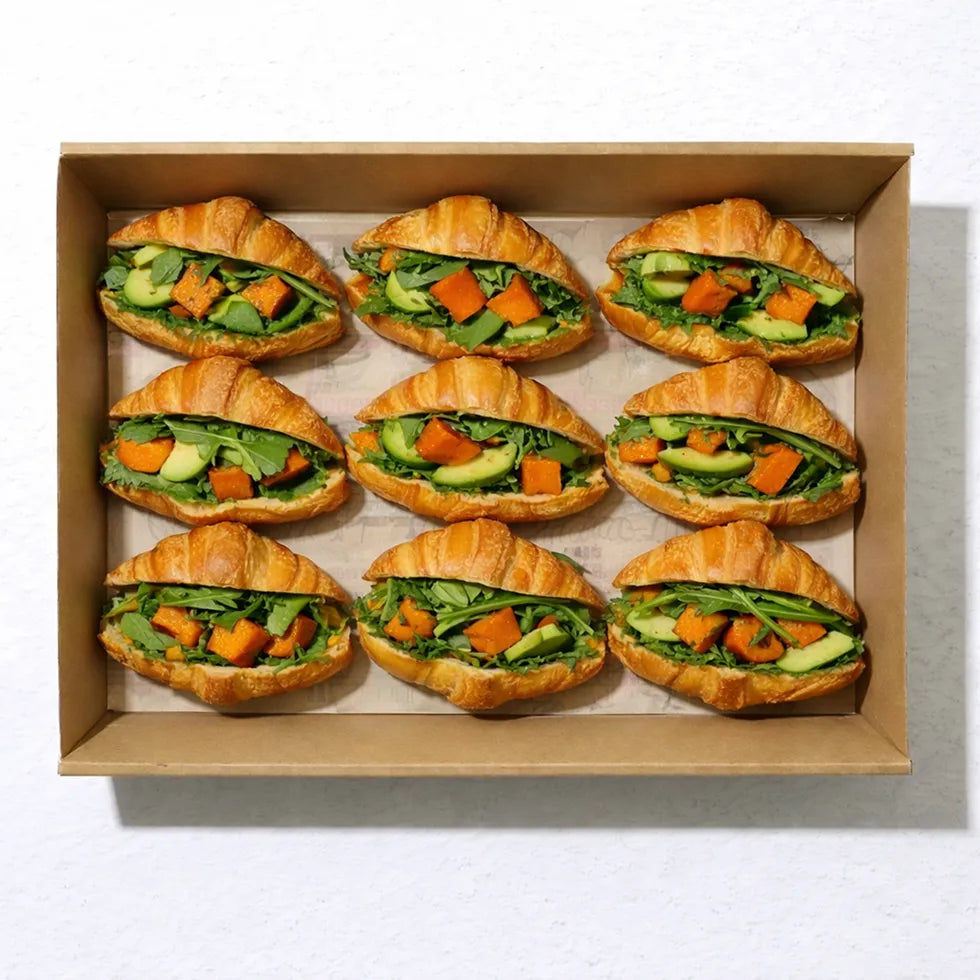 mini Croissant mit Avocado, gerösteter Kürbis und Ruccola 12Stk.