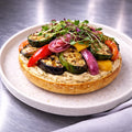 halber Bagel mit Hummus und Grillgemüse