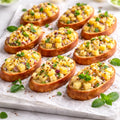 Bruschetta mit Ananas, rote Zwiebel und Minze, gemischt mit Limettensaft. vegan. 20 Stück