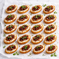 Bruschetta mit Süße karamellisierte Zwiebeln, dazu cremiger Ziegenkäse und frischen Kräutern. 20 Stück