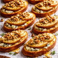 Bruschetta mit Pfirsich, zerbröseltem Käse, Walnüsse und Honig. 20 Stück