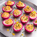 Fingerfood pinke deviled eggs mit Schnittlauch.  20 Portionen