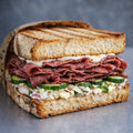 Sandwich mit Pastrami, Gurke, leichter Mayonnaise und Salat
