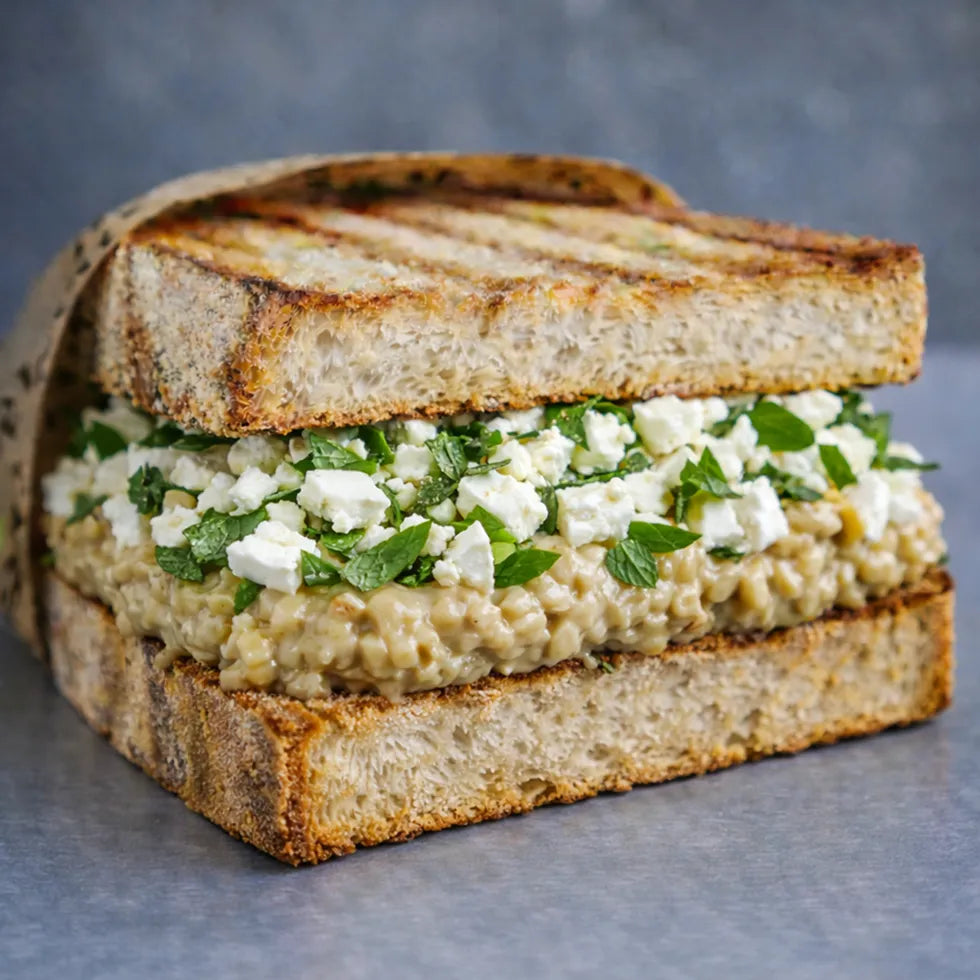 Sandwich  mit Baba Ganoush, Feta und Minze.