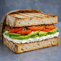 Sandwich   mit Avocado, Tomate und Frischkäse.