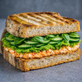 Sandwich mit Paprika-Feta-Creme, Zuccini, Gurke und Salat.