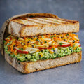 Sandwich mit Gemüse und Maracuja Dressing.