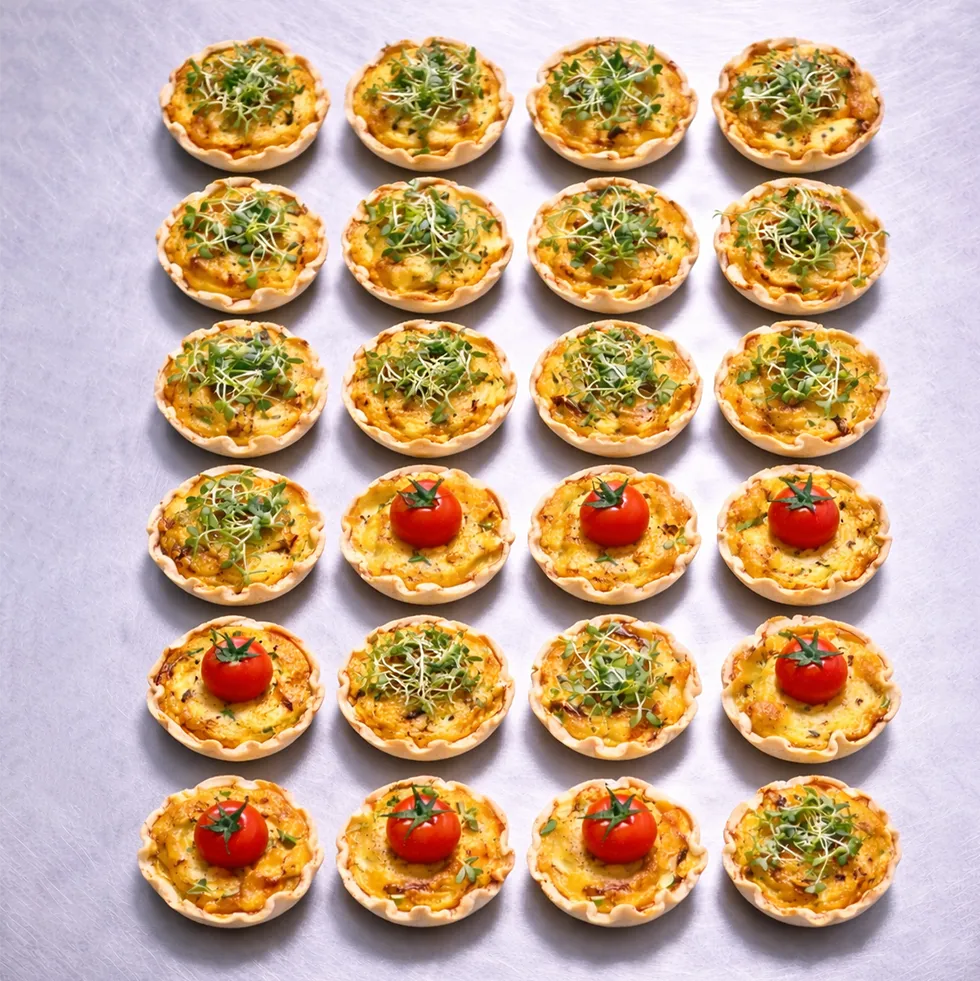 Mixed Box / Tartlet 24Stk / vegetarisch   - mit Kürbis und Käse / Pesto und Tomatenkonfit / Ziegenkäse karamelisierte Zwiebel