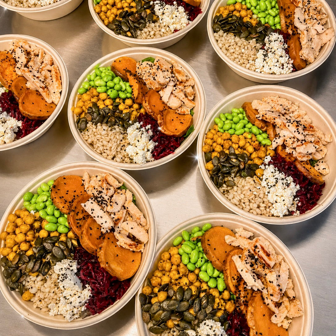 Bowle gegrillter Kürbis mit Spinat, Quinoa, Hähnchenbrust, Apfel und Granatapfelkernen dazu Himbeeren Balsamico