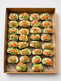 Bruschetta mit Avocado, Ziegenkäse und Kresse. 20 Stück