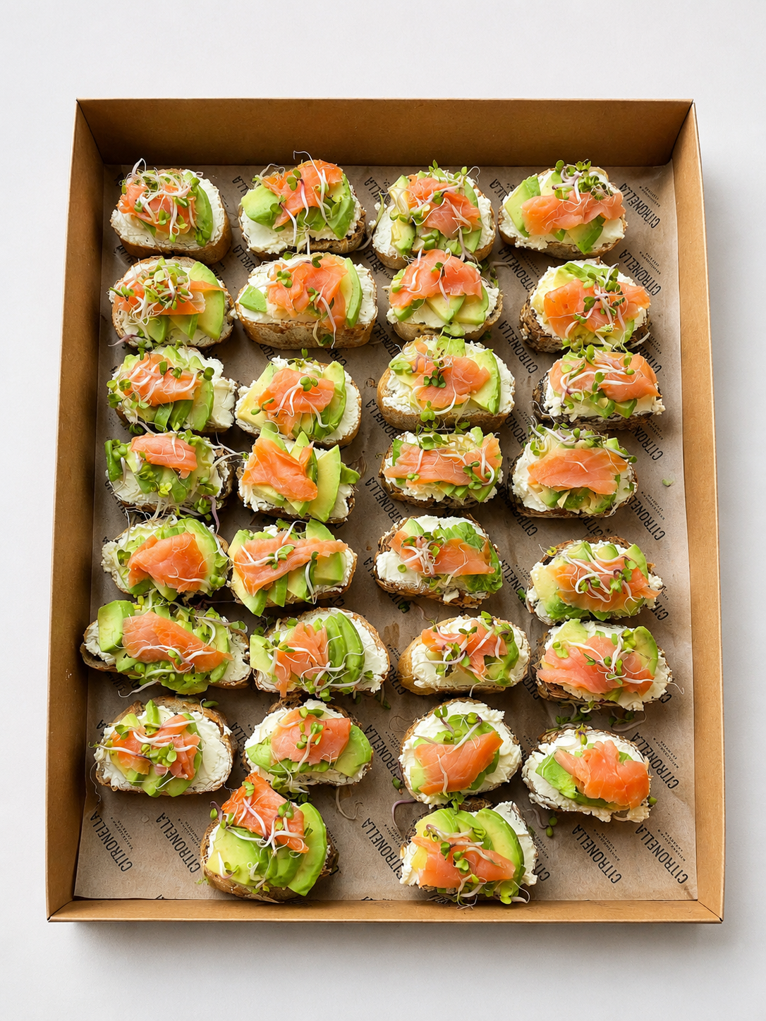 Bruschetta mit Avocado, Ziegenkäse und Kresse. 20 Stück