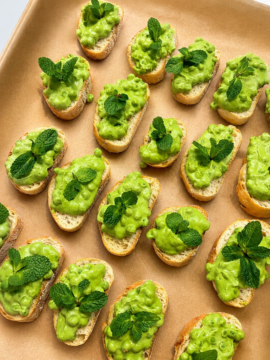 Bruschetta mit Erbsencreme und Zucchini vegan. 20 Stück