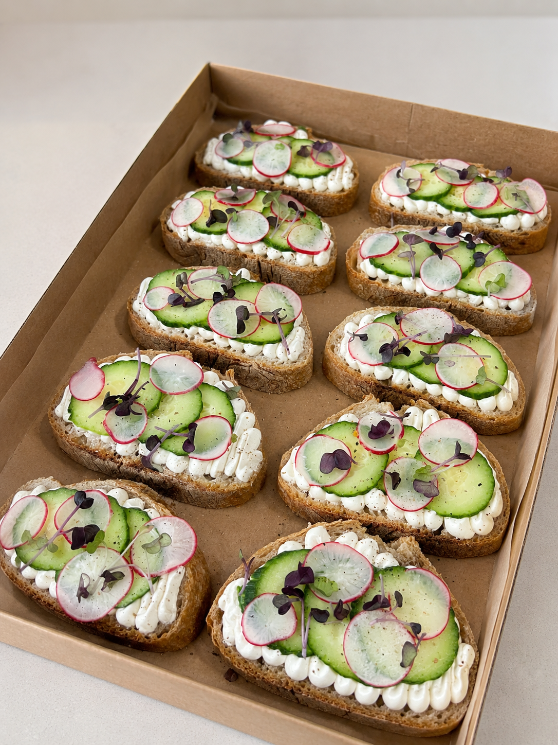 Bruschetta mit Frischkäse mit Gurke und Radieschen, 20 Stück