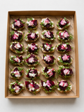 Bruschetta mit Salat, Rote Bete, Kürbiskernen, Ricotta und Radieschen. 20 Stück