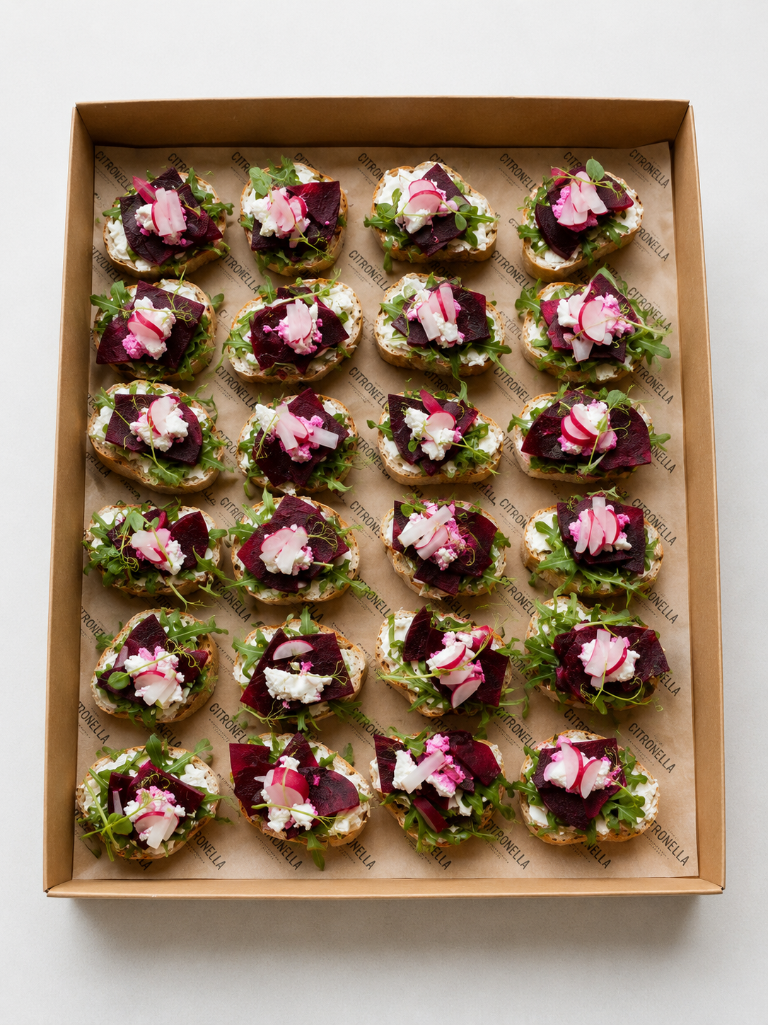 Bruschetta mit Salat, Rote Bete, Kürbiskernen, Ricotta und Radieschen. 20 Stück