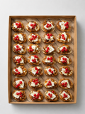 Bruschetta mit cremiger Brie mit Preiselbeersoße und gerösteten Haselnüssen. 20 Stück