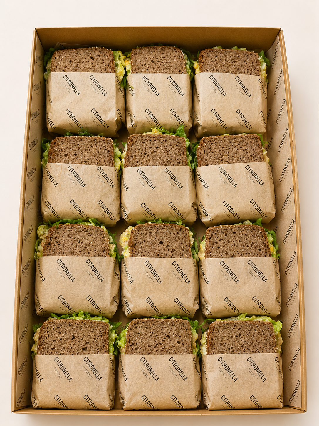 Sandwich  mit Bio-Eiersalat, leichter Mayonaise  und Paprika.