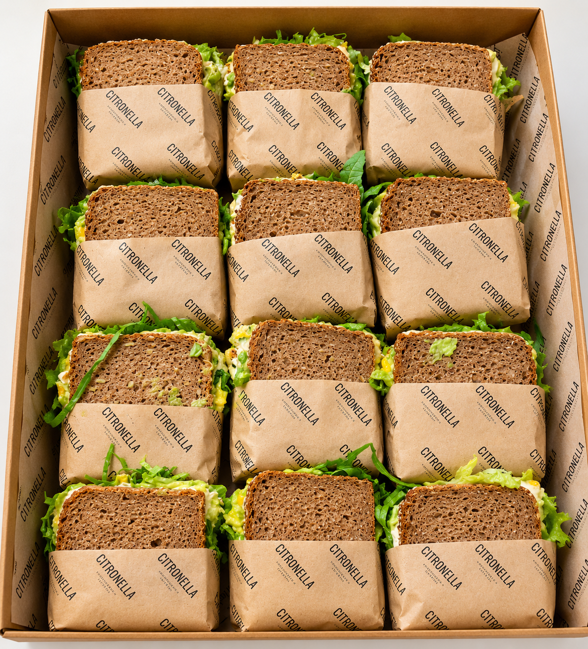 Sandwich mit Avocado-Tomate-Salat.